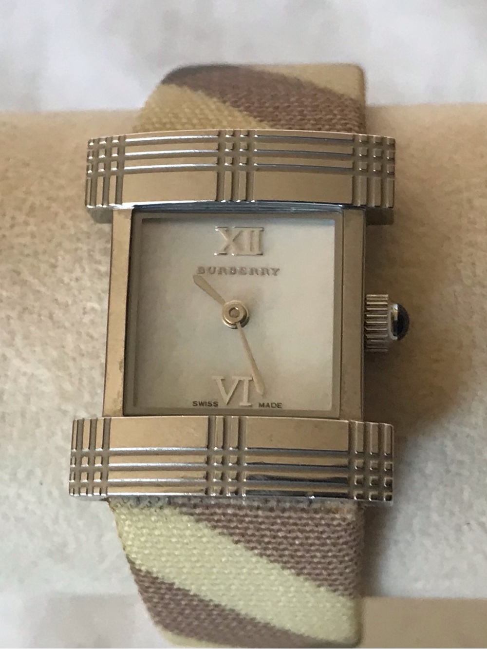 Burberry Watch leather strap Analog BU 4507 Swiss Made. Battery few months old.